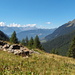 Ruine auf der Alpe di Giümela mit dem dicht bewaldeten Val Pontirone