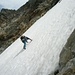 Alpin-Rise quert ein Schneefeld um in die Seehornscharte zu gelangen.