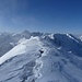 direkt am Gipfelgrat ist die Schneedecke angerissen, aber wohl trotzdem nicht gefährlich