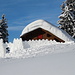 Das tiefverschneite Skihaus