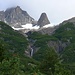 Gletscher und grüne Vegetation liegen hier direkt neben einander