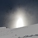 Blick aus dem Südhang des Schüsser/Hammerspitze auf eine Sonnenreflektierung im aufgewirbelten Schnee.