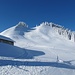 Etwa von der Bergstation des Liftes geht es den makellos weißen Hang hinauf zum Alpspitz.