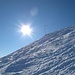 Kurz vor dem Gipfel der Alpspitze flattern bunte Markierungsbänder im Wind.