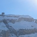 Eine auffällige Krone mit Gipfelkreuz und das berühmte Tor im Oberalper Grat.
