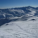 la valle che conduce alla Rotondo hutte e un folto gruppo di sci alpinisti: sullo sfondo il pizzo Lucendro