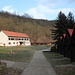 Im Oparenské údolí (Wopparner Tal) - Der Weg führt vorbei (rechts außerhalb des Bildes) am "Kemp JORDÁN", einem Sommerferienlager für Kinder.