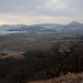 Gipfel Lovoš - Ausblick etwas westlich des höchsten Punktes in etwa westliche/nordwestliche Richtung u. a. zur Milešovka (rechts).