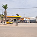 Eine Shell-Tankstelle mit Expresso-Shop, in dem man sich mit westlichen Gütern eindecken kann.