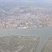 Das Stadtzentrum aus der Vogelperspektive beim Abflug nach Dakar. In der Mitte ist der Hafen an der Casamance zu erkennen.