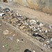 Marché St Maur: Und immer wieder überall Abfall. In der Stadt gibt es kein Abfallkonzept, die Höfe sind sauber, der Abfall liegt draussen auf den Strassen und sammelt sich, vom Wind getrieben, in Gräben und Spalten an.
