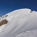 Chumigalm Gipfelhang. Der Lawinenabgang auf der linken Seite ist "normal". Jeden Winter kommt dieser Gleitschneerutsch runter. Die Route führt über die sicheren Hänge rechts davon. 
