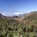 links der Roque Nublo,im Hintergrund Teneriffa mit dem Teide