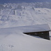 Fast eingeschneite Alphütte auf der Alp Ahorn