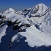 Gipfelaussicht vom Ammertenspitz / Ammertespitz (2613m) zum Rotstock (2637m) und Gross Lohner / Vordere Loner (3048,7m).