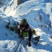 der Schnee war griffig und die Steine wenig vereist. Die Stahlseile waren bis zur Hälfte frei, danach ging eine improvisierte Spur gerade hoch zu der kleinen Lücke vor dem Gipfel.