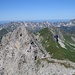 Blick zum Vorgipfel des Großen Wilden mit Kreuz (hier kommt der Nordgrat hoch) und über die Schneck und Großen Daumen ins Alpenvorland