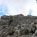 Den Steinmännchen folgend, steigt man die wilde Klamm aufwärts und quert dann links in die Südflanke des Cristallino di Misurina.