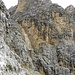 Den Steinmännchen folgend steigt man die wilde Klamm aufwärts und quert dann links in die Südflanke des Cristallino di Misurina.
