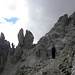 Im Aufstieg zum Cristallino di Misurina, 2775m, faszinierend die Kulisse mit der riesigen „Hummerschere“ des Campanile Dibona als Blickfang. <br />
