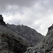 Kurz vorm markante Scharte der Forcella Michele (2.590 m), mit Rifugio Laurenzi(2920m) im Bildmitte(mit Zoom).