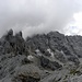 Der Forcella Michele (2.590 m) bleibt links, leider sind Punta Michele-links, Piz Popena und Monte Cristallo-im Bildmitte, im Wolken.