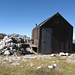 Tyroler Hütte mit Windschutz.