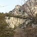 auf dem Fahrweg vom Steinbruch, in der Bildmitte das Felsband mit dem Abstiegsweg