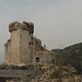 Castel Gavone, Torre Diamante, dahinter die Rocca di Perti
