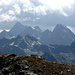 Von links Piz Sagliains, Piz Zadrell, Piz Linard, Plattenhörner und Unghürhörner, im Mittelgrund das Roggenhorn