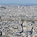 Panoramica di Parigi dalla Torre di Montparnasse, quello che taglia a metà la foto è l'enorme palazzo reale che oggi ospita il Museo del Louvre.