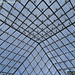 Una delle piramidi al Louvre