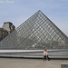 Una piramide di vetro sul piazzale del Louvre