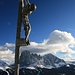 Crujeta und Langkofel, im Vordergrund die Holzschnittskünste des Grödner Tals.