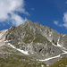 Zopetspitze (3198m). Die Kerbe zwischen hellem und dunklem Gestein ist die Zopetscharte.