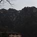 In Rovio (498m) erblickt man vom Dorfplatz, zu dem einem das Postauto bringt, sogleich den mächtigen Monte Generoso / Calvagione (1701,3m).<br /><br />Links vom Hauptgipfel ist der Baraghetto (1694m), rechts etwas näher mit der Funkstation die Cima di Sassalto (1615m).