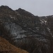 Aussicht von einer Waldlichtung auf 1200m zum Monte Generoso / Calvagione (1701,3m).<br /><br />Links vom Hauptgipfel ist der Baraghetto (1694m), rechts die Cima di Sassalto (1615m) mit der Funkstation.