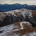Aussicht vom Sella Piancaccia (1599m) nach Italien. Die verschneite Graskuppe ist der Pizzo della Croce (1491m). Am Horizont erkennt man den mächtigen Gipfel Grigna Settentrionale (2409m).