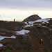 Das Gipfelplateau des Baraghettos (1694m) mit einem Kreuz und zwei Grenzsteinen. <br /><br />Dahinter ist der Monte Generoso / Calvagione (1701,3m) mit seinem Triangulationsdreieck zu sehen.