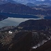 Tiefblick vom Monte Generoso / Calvagione (1701,3m) auf meinen Start- und Endpunkt der Tour Rovio (498m) über dem Lago di Lugano (271m). Das Dorf liegt am Fusse des Monte Sant'Agata (940m).<br /><br />Am gegenüber liegenden Seeufer ist Melide und die Cima Pescia (835m).