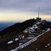 Die im Winter geschlossene Bergstation Ostello Monte Generoso (1601m) und die Cima di Sassalto (1615m) mit der Funkstation.