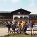 Foto di gruppo davanti al rifugio Passo Piatto