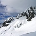 rechts die Spitzen des Poncione di Cassina Baggio.<br />Im Schneefeld darunter die kleinen Punkte sind alle auf dem Weg zum Chüebodenhorn