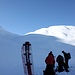 <b>Scendo su una bellissima neve soffice fino a circa 2400 m di quota, in località Vesil. Qui monto le pelli di foca e mi tolgo la giacca a vento. </b>