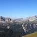 Blick Richtung Western, im Pragser Dolomiten, uber Fosses Riedl(oder Forcella Cocodain, 2332m). Gut erkennbar sind Neuner(2968m) und Zehner(3026m)-links, Puezspitze(2913m) und Peitlerkofel(2875m)-mitte im Hintergrund, Monte Sella di Sennes(2787m) und Seekofel(2810m)-rechts.