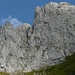 Südwand Stoss, Teil "Mittagwand". Verschiedene Sportklettertouren durchziehen die Felsflucht