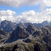 Zoom im Sextner Dolomiten, mit Luckele Scharte(2450m) und Bullkopfe(2848m) im Vordergrund, Dreischusterspitze(3152m)-links, Schusterplatte(2957m) mit Sextner Rotwand(2965m)-im Bildmitte, Elferkofel(3092m)-rechts.