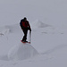 Paolo (il solito) si arrampica su grossi cumuli ghiacciati di neve fatti dalle valanghe