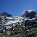 Querung des Gletschers in Bildmitte im flachen, spaltenarmen Bereich