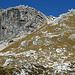 Anstieg zum Westlichen Wegenkopf von Süden. Der  Hindelanger Klettersteig führt von Westen über den Felsgrat nach Osten zum Gipfel